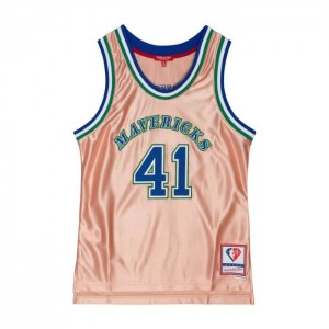 NBA Swingman Mitchell & Ness 75th Anniversary Rose Gold Dirk Nowitzki Dallas Mavericks 1998-99 Jersey Hombre | 7632TRZBI